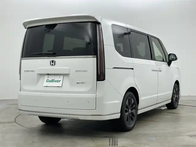 ホンダ ステップワゴン スパーダ eHEV 岡山県 2025(令7)年 0.1千km プラチナホワイトパール 登録済未使用車/純正11.4インチナビ/・FM/AM/Bluetooth/フルセグ/CD/DVD/CarPlay/15.6インチ後席モニター/ハーフレザーシート/・シートヒーター/パワーバックドア/ホンダセンシング/・衝突軽減ブレーキ/・車線逸脱警報/車線維持支援システム/・アダプティブクルーズコントロール/・コーナーセンサー/両側パワースライドドア/2列目オットマン/パドルシフト/オートブレーキホールド/ダブルエアコン/純正16インチアルミ