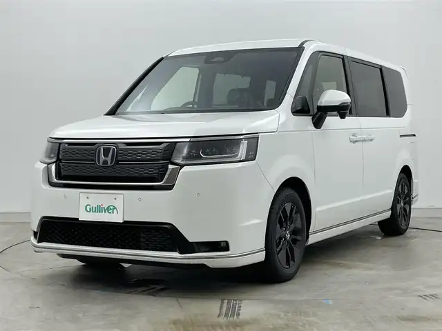ホンダ ステップワゴン スパーダ eHEV 岡山県 2025(令7)年 0.1千km プラチナホワイトパール 登録済未使用車/純正11.4インチナビ/・FM/AM/Bluetooth/フルセグ/CD/DVD/CarPlay/15.6インチ後席モニター/ハーフレザーシート/・シートヒーター/パワーバックドア/ホンダセンシング/・衝突軽減ブレーキ/・車線逸脱警報/車線維持支援システム/・アダプティブクルーズコントロール/・コーナーセンサー/両側パワースライドドア/2列目オットマン/パドルシフト/オートブレーキホールド/ダブルエアコン/純正16インチアルミ