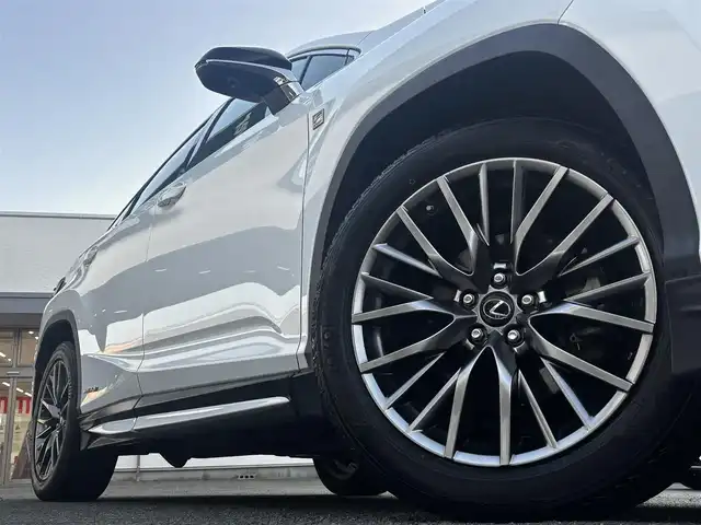 レクサス ＲＸ 450h Fスポーツ 熊本県 2018(平30)年 8.6万km ホワイトノーヴァガラスフレーク サンルーフ/純正ナビ/【フルセグTV/CD/DVD/Bluetooth】/パノラミックビューモニター/バックカメラ/レーダークルーズコントロール/衝突被害軽減ブレーキ/レーンキープアシスト/ヘッドアップディスプレイ/コーナーセンサー/赤革シート/パワーシート/シートヒーター/エアシート/純正20インチAW/置くだけ充電/電動パーキング/ビルトインETC2.0/オートLEDヘッドライト/ウィンカーミラー/プッシュスタート/ステアリングスイッチ/純正フロアマット/横滑り防止/盗難防止装置/取扱説明書