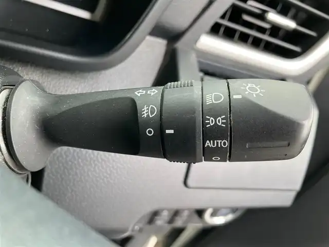 トヨタ ルーミー カスタムG 静岡県 2020(令2)年 4.5万km パールホワイトⅢ エンジンスタートボタン/スマートキー/スペアキー１本/パワーステアリング/パワーウィンドウ/オートエアコン/オートライト/オートマチックハイビーム/LEDヘッドライト/クルーズコントロール有/純正ETC2.0/純正フロアマット/純正アルミホイール/純正SDナビ（CD、DVD、BT、フルセグ）/コーナーセンサー前後/全方位カメラ/横滑り防止装置/衝突軽減システム/Wエアバック/D+N席シートヒーター/両側パワースライドドア/アイドリングスストップ/取扱説明書