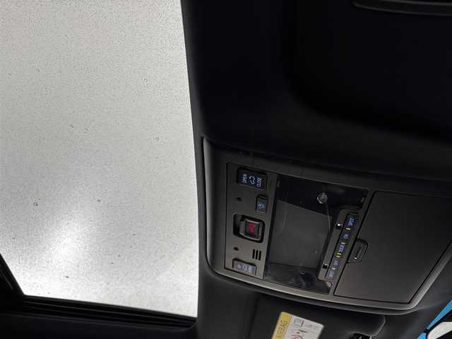トヨタ ランドクルーザー ZX 福岡県 2015(平27)年 5.5万km ホワイトパールクリスタルシャイン サンルーフ　/純正ナビ　/リアエンターテイメントシステム/全方位カメラ　/ビルトインＥＴＣ２．０　/３６０°ドラレコ　/コーナーセンサー　/衝突軽減　/レーンキープ　/ＢＳＭ　/シートヒーター／ベンチレーション　/ステアリングヒーター/MTモード付き/トランスファースイッチ/車高切りかえスイッチ　/本革シート
