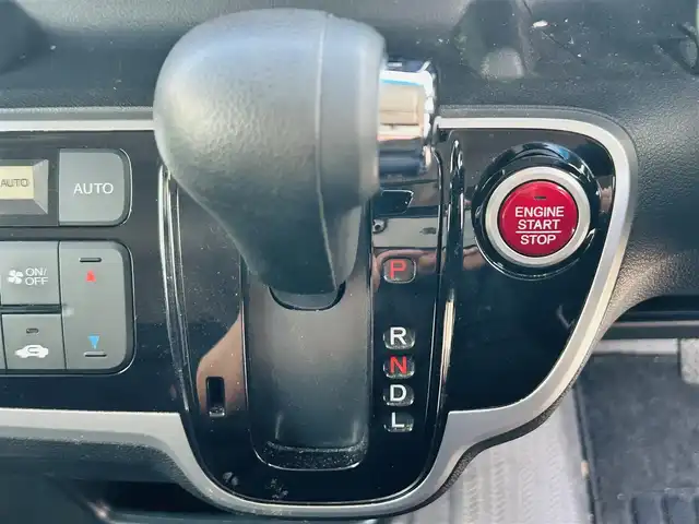 ホンダ Ｎ ＢＯＸ カスタム G Lパッケージ 岡山県 2015(平27)年 10.1万km プレミアムホワイトパールⅡ (株)IDOMが運営する【じしゃロン岡山店】の自社ローン専用車両です。こちらは現金またはオートローンご利用時の価格です。 自社ローンご希望の方は別途その旨お申し付け下さい/・社外ナビゲーション/・バックカメラ/・片側電動スライドドア/・ＥＴＣ