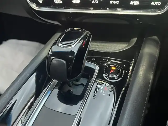 ホンダ ヴェゼル ハイブリッド Z ホンダセンシング 滋賀県 2020(令2)年 6.7万km プラチナホワイトパール 純正8インチナビ/(Bluetooth/CD/DVD/USB/フルセグTV)/バックカメラ/レーダークルーズコントロール/ETC/ステアリングスイッチ/シートヒーター/ハーフレザーシート/純正１７インチアルミホイール/オートライト/LEDヘッドライト/スマートキー