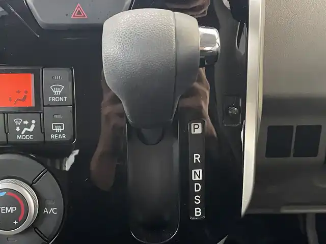 ダイハツ タント X SA Ⅲ 滋賀県 2017(平29)年 6.2万km ブラックマイカメタリック 純正ナビ/(Bluetooth/フルセグ/CD/DVD)/スマートアシストIII/・衝突軽減ブレーキ/・先行車発進告知/・レーンキープアシスト/・Autoハイビーム/LEDオートライト/片側電動スライドドア/アイドリングストップ/D席シートヒーター/バックカメラ/純正フロアマット/ドアバイザー/ETC/USB