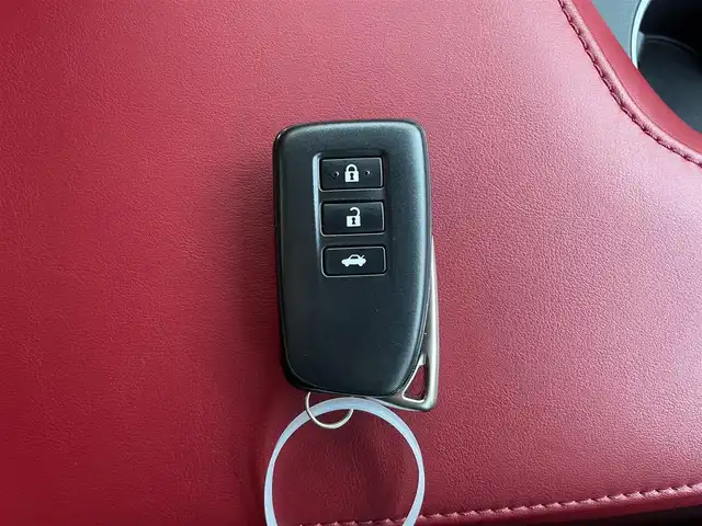 レクサス ＩＳ 300h Fスポーツ 静岡県 2021(令3)年 7万km ホワイトノーヴァガラスフレーク ワンオーナー/純正ナビ/・フルセグTV/・Bluetooth接続/・DVD再生/・USB入力端子/レーダークルーズコントロール/BSM/PKSA/PKSB/プリクラッシュセーフティー/電動パーキングブレーキ/オートブレーキホールド/バックカメラ/前席パワーシート/前席シートヒーター/ステアリングヒーター/ビルトインETC2.0/ドラレコ/LEDオートライト/オートハイビーム/純正19インチアルミホイール/取扱説明書/保証書