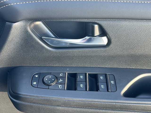 日産 セレナ ハイウェイスター V 山形県 2023(令5)年 2.7万km プリズムホワイト 禁煙車/４WD/プロパイロット/ブラインドスポットモニター/横滑り防止装置/レーンキープアシスト/全方位カメラ/デジタルインナーミラー/オートマチックハイビーム/純正ナビ/（Bluetooth/フルセグ/AM/FM/AppleCarPlay)/フリップダウンモニター/置くだけ充電/アイドリングストップ/ステアリングスイッチ/パドルシフト/ステアリングヒーター/両側パワースライドドア/前席・２列目シートヒーター/ETC2.0/電動格納ミラー/ドアバイザー/純正アルミホイール