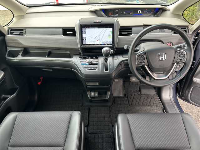 ホンダ フリード G 広島県 2023(令5)年 1.7万km トワイライトミストブラックパール 禁煙車/ホンダセンシング/・衝突軽減ブレーキ/・路外逸脱抑制機能/・車線維持支援システム/・アダプティブクルーズコントロール/・歩行者事故低減ステアリング/・誤発進抑制機能/・後方誤発進抑制機能/・標識認識機能/・先行者発進お知らせ機能/Sパッケージ/・ＬＥＤアダプティブコーナリングライト/・本革巻ステアリングホイール/・コンビシート/・純正15インチアルミホイール/純正9インチナビ/Bluetooth/CD/DVD/SD/USB/Apple CarPlay/バックカメラ/フルセグテレビ/シートヒーター/コーナーセンサー/ビルトインETC2.0/アイドリングストップ/LEDオートライト/ヘッドライトオートレベライザー/タイヤアングルガイド/ウォークスルー/ワイパーデアイサ―/ステアリングスイッチ/純正フロアマット/純正ドアバイザー/ドライブレコーダー【ADR-300S】/スマートキー/スペアキー/プッシュスタート