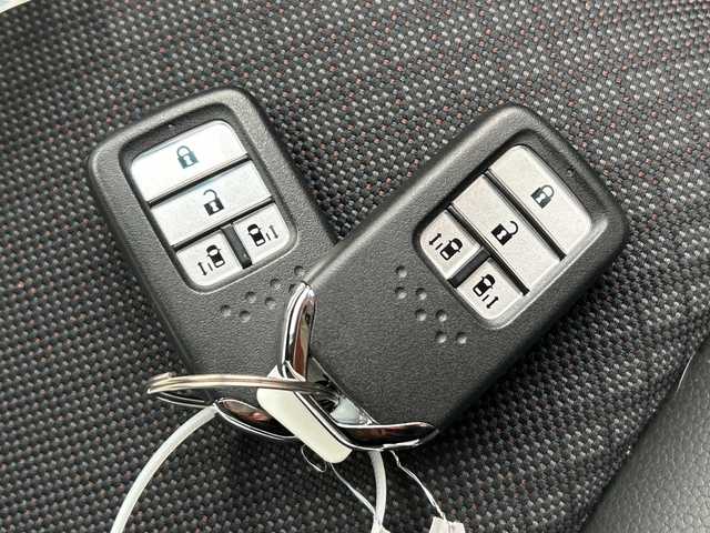 ホンダ フリード G 広島県 2023(令5)年 1.7万km トワイライトミストブラックパール 禁煙車/ホンダセンシング/・衝突軽減ブレーキ/・路外逸脱抑制機能/・車線維持支援システム/・アダプティブクルーズコントロール/・歩行者事故低減ステアリング/・誤発進抑制機能/・後方誤発進抑制機能/・標識認識機能/・先行者発進お知らせ機能/Sパッケージ/・ＬＥＤアダプティブコーナリングライト/・本革巻ステアリングホイール/・コンビシート/・純正15インチアルミホイール/純正9インチナビ/Bluetooth/CD/DVD/SD/USB/Apple CarPlay/バックカメラ/フルセグテレビ/シートヒーター/コーナーセンサー/ビルトインETC2.0/アイドリングストップ/LEDオートライト/ヘッドライトオートレベライザー/タイヤアングルガイド/ウォークスルー/ワイパーデアイサ―/ステアリングスイッチ/純正フロアマット/純正ドアバイザー/ドライブレコーダー【ADR-300S】/スマートキー/スペアキー/プッシュスタート