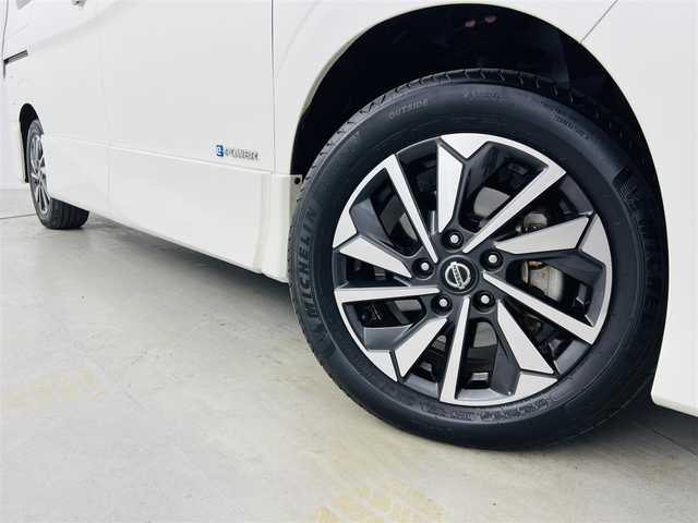 日産 セレナ e－パワー ハイウェイスター V 福島県 2020(令2)年 5.1万km ブリリアントホワイトパール プロパイロット　/・エマージェンシーブレーキ/・ブラインドスポットモニター/・レーダークルーズコントロール/・車線逸脱警報/・レーンキープアシスト/純正SDナビゲーション　/【AM/FM/DVD/CD/Bluetooth/フルセグ】/アラウンドビューモニター　/両側パワースライドドア　/・ハンズフリースライド　/純正ドライブレコーダー　/前後コーナーセンサー　/ＥＴＣ　/プッシュスタート　/・スマートキー　/・スペアキー/デジタルインナーミラー/電子パーキング/・オートブレーキホールド/LEDライト/・オートライト/・フォグライト/ダウンヒルアシストコントロール/取扱説明書