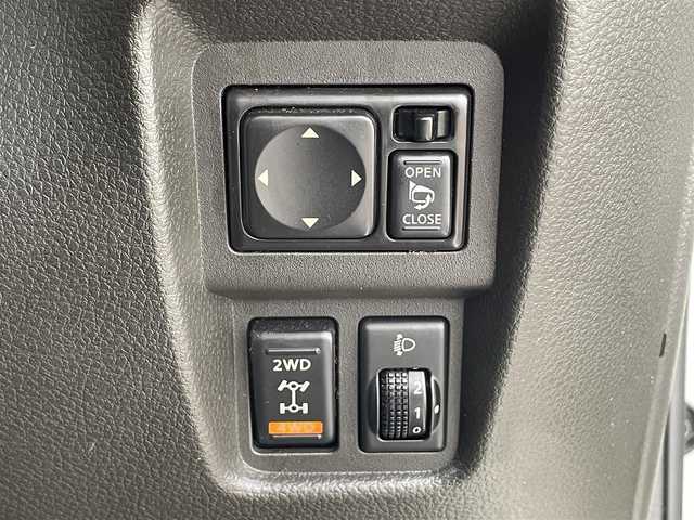日産 キューブ 15X FOUR Mセレクション 道南・函館 2010(平22)年 5.3万km ホワイトパール ・純正SDナビ/・ワンセグTV/・Bluetooth接続/・純正AW付ノーマルタイヤ積込/・純正エンジンスターター/・フロントフォグランプ/・スマートキー/・エンジンプッシュスタート/・スペアキー