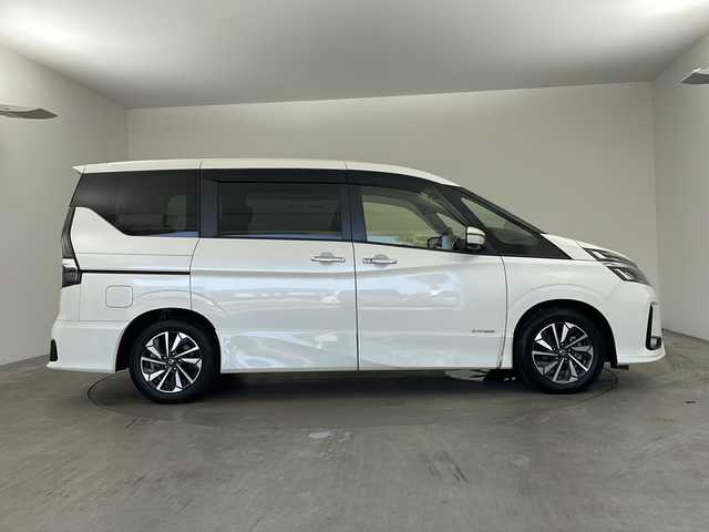 日産 セレナ ハイウェイスター 兵庫県 2019(令1)年 2.3万km ブリリアントホワイトパール ・純正メモリナビ（MJ119D-W）/　Bluetoothオーディオ/　CD/DVD再生/　AUX接続/　フルセグテレビ/・アラウンドビューモニター/・クルーズコントロール/・エマージェンシーブレーキ/・車線逸脱警報/・車線逸脱防止支援/・ブラインドスポットモニター/・ふらつき警報/・クリアランスソナー/・三列シート/・ウォークスルー/・純正フロアマット/・両側パワースライドドア/・革巻きステアリング/・ステアリングリモコン/・純正16インチアルミホイール/・ABS/・横滑り防止機能/・前後コーナーセンサー/・盗難防止装置/・オートライト/・LEDヘッドライト/・アイドリングストップ/・W＋サイドエアバック/・カーテンエアバック/・スマートキー/・Wオートエアコン/・取扱説明書