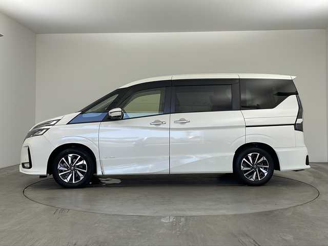 日産 セレナ ハイウェイスター 兵庫県 2019(令1)年 2.3万km ブリリアントホワイトパール ・純正メモリナビ（MJ119D-W）/　Bluetoothオーディオ/　CD/DVD再生/　AUX接続/　フルセグテレビ/・アラウンドビューモニター/・クルーズコントロール/・エマージェンシーブレーキ/・車線逸脱警報/・車線逸脱防止支援/・ブラインドスポットモニター/・ふらつき警報/・クリアランスソナー/・三列シート/・ウォークスルー/・純正フロアマット/・両側パワースライドドア/・革巻きステアリング/・ステアリングリモコン/・純正16インチアルミホイール/・ABS/・横滑り防止機能/・前後コーナーセンサー/・盗難防止装置/・オートライト/・LEDヘッドライト/・アイドリングストップ/・W＋サイドエアバック/・カーテンエアバック/・スマートキー/・Wオートエアコン/・取扱説明書