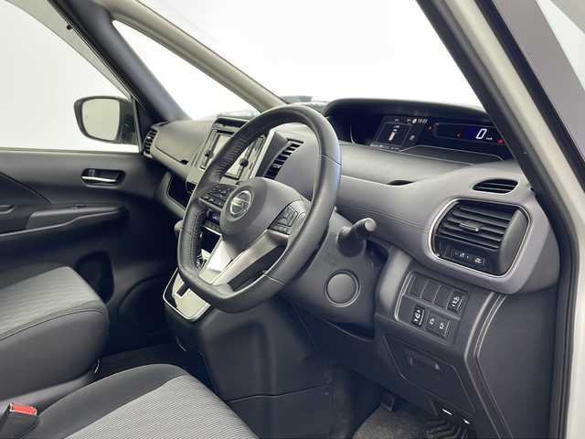 日産 セレナ ハイウェイスター 兵庫県 2019(令1)年 2.3万km ブリリアントホワイトパール ・純正メモリナビ（MJ119D-W）/　Bluetoothオーディオ/　CD/DVD再生/　AUX接続/　フルセグテレビ/・アラウンドビューモニター/・クルーズコントロール/・エマージェンシーブレーキ/・車線逸脱警報/・車線逸脱防止支援/・ブラインドスポットモニター/・ふらつき警報/・クリアランスソナー/・三列シート/・ウォークスルー/・純正フロアマット/・両側パワースライドドア/・革巻きステアリング/・ステアリングリモコン/・純正16インチアルミホイール/・ABS/・横滑り防止機能/・前後コーナーセンサー/・盗難防止装置/・オートライト/・LEDヘッドライト/・アイドリングストップ/・W＋サイドエアバック/・カーテンエアバック/・スマートキー/・Wオートエアコン/・取扱説明書