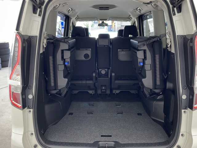 日産 セレナ ハイウェイスター 兵庫県 2019(令1)年 2.3万km ブリリアントホワイトパール ・純正メモリナビ（MJ119D-W）/　Bluetoothオーディオ/　CD/DVD再生/　AUX接続/　フルセグテレビ/・アラウンドビューモニター/・クルーズコントロール/・エマージェンシーブレーキ/・車線逸脱警報/・車線逸脱防止支援/・ブラインドスポットモニター/・ふらつき警報/・クリアランスソナー/・三列シート/・ウォークスルー/・純正フロアマット/・両側パワースライドドア/・革巻きステアリング/・ステアリングリモコン/・純正16インチアルミホイール/・ABS/・横滑り防止機能/・前後コーナーセンサー/・盗難防止装置/・オートライト/・LEDヘッドライト/・アイドリングストップ/・W＋サイドエアバック/・カーテンエアバック/・スマートキー/・Wオートエアコン/・取扱説明書