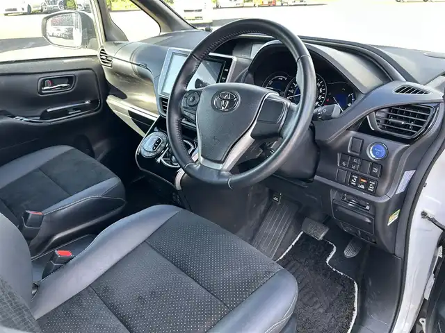 トヨタ ヴォクシー ハイブリッド ZS 煌Ⅲ 鹿児島県 2020(令2)年 4.6万km ホワイトパールクリスタルシャイン トヨタセーフティセンス/-先行車発信告知機能/-インテリジェントクリアランスソナー/-クルーズコントロール/純正SDナビ/（CD/DVD/Bluetooth/フルセグTV）/バックカメラ/両側パワースライドドア/クルーズコントロール/LEDヘッドライト/前席シートヒーター/純正16インチアルミホイール/アイドリングストップ/スマートキー/ビルトインETC2.0