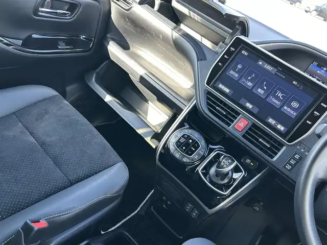 トヨタ ヴォクシー ハイブリッド ZS 煌Ⅲ 鹿児島県 2020(令2)年 4.6万km ホワイトパールクリスタルシャイン トヨタセーフティセンス/-先行車発信告知機能/-インテリジェントクリアランスソナー/-クルーズコントロール/純正SDナビ/（CD/DVD/Bluetooth/フルセグTV）/バックカメラ/両側パワースライドドア/クルーズコントロール/LEDヘッドライト/前席シートヒーター/純正16インチアルミホイール/アイドリングストップ/スマートキー/ビルトインETC2.0