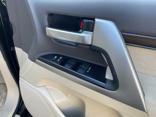 トヨタ ランドクルーザー AX 神奈川県 2018(平30)年 5万km ブラック ワンオーナー/4WD/純正SDナビ/・DTV/CD/DVD/BR/BT/全方位カメラ/クリアランスソナー/ビルトインETC2.0/前方ドライブレコーダー/トヨタセーフティセンス/・プリクラッシュセーフティ/・レーンデパーチャーアラート/・レーダークルーズコントロール/・オートマチックハイビーム/ブラインドスポットモニター/純正18インチAW/オートライト/純正LEDヘッドライト/フォグランプ/センターデフロック/プッシュEgスタート/ストップ/スマートキー×2/ドアバイザー/純正フロアマット/ターンランプ付き電動格納ドアミラー/取扱説明書/ナビ取扱説明書/新車時保証書