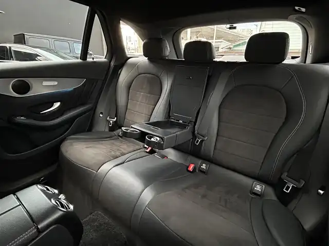 メルセデス・ベンツ ＧＬＣ２２０ d 4マチックスポーツ 香川県 2018(平30)年 5.1万km ポーラホワイト 登録時走行距離：51010km/純正ナビ/→BT/DVD/→フルセグTV/アラウンドビューモニター/バックカメラ/アダプティブクルーズコントロール/ブラインドスポットモニター/レーンキープアシスト/ヘッドアップディスプレイ/パワーシート/シートヒーター/パワーバックドア/ETC/ドライブレコーダー/革巻きステアリング/ステアリングリモコン/ハーフレザーシート/LEDヘッドライト/USB入力端子/純正フロアマット/純正19インチアルミホイール