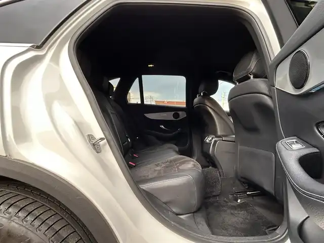 メルセデス・ベンツ ＧＬＣ２２０ d 4マチックスポーツ 香川県 2018(平30)年 5.1万km ポーラホワイト 登録時走行距離：51010km/純正ナビ/→BT/DVD/→フルセグTV/アラウンドビューモニター/バックカメラ/アダプティブクルーズコントロール/ブラインドスポットモニター/レーンキープアシスト/ヘッドアップディスプレイ/パワーシート/シートヒーター/パワーバックドア/ETC/ドライブレコーダー/革巻きステアリング/ステアリングリモコン/ハーフレザーシート/LEDヘッドライト/USB入力端子/純正フロアマット/純正19インチアルミホイール