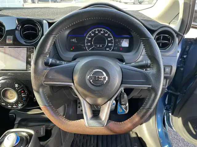 日産 ノート e－パワー X モード・プレミア 千葉県 2017(平29)年 7.4万km シャイニングブルー エマージェンシーブレーキ/アラウンドビューカメラ/インテリジェントルームミラー/社外SDナビ【AVIC-CW900】/・CD/DVD/MSV/Bluetooth/フルセグ/社外ドライブレコーダー【ND-DVR1】/純正LEDヘッドライト/純正オーテック16インチアルミホイール/前後コーナーセンサー/インテリジェントキー/ETC/オートライト/本革巻きステアリング/ドアバイザー/純正フロアマット