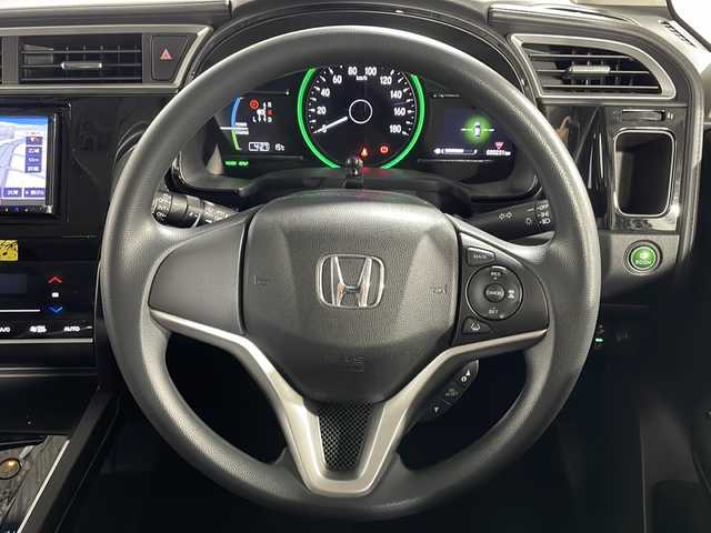 ホンダ シャトル ハイブリッド ホンダセンシング 広島県 2018(平30)年 2.1万km ルナシルバーM 社外ナビ　/バックカメラ　/衝突軽減ブレーキ　/レーンキープアシスト　/スマートキー　/Bluetooth　/踏み間違い防止　/横滑り防止　/オートエアコン　/DVD　/ヘッドライトレベライザー　/電動格納ミラー　/ETC/純正１５インチホイールキャップ(185/60/R15)/エアバック（運転席/助手席）