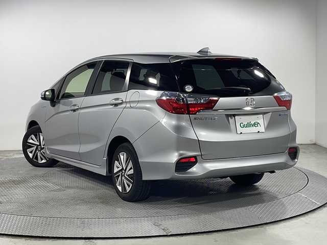 ホンダ シャトル ハイブリッド ホンダセンシング 広島県 2018(平30)年 2.1万km ルナシルバーM 社外ナビ　/バックカメラ　/衝突軽減ブレーキ　/レーンキープアシスト　/スマートキー　/Bluetooth　/踏み間違い防止　/横滑り防止　/オートエアコン　/DVD　/ヘッドライトレベライザー　/電動格納ミラー　/ETC/純正１５インチホイールキャップ(185/60/R15)/エアバック（運転席/助手席）