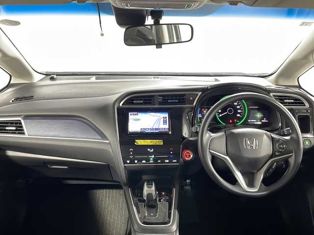 ホンダ シャトル ハイブリッド ホンダセンシング 広島県 2018(平30)年 2.1万km ルナシルバーM 社外ナビ　/バックカメラ　/衝突軽減ブレーキ　/レーンキープアシスト　/スマートキー　/Bluetooth　/踏み間違い防止　/横滑り防止　/オートエアコン　/DVD　/ヘッドライトレベライザー　/電動格納ミラー　/ETC/純正１５インチホイールキャップ(185/60/R15)/エアバック（運転席/助手席）