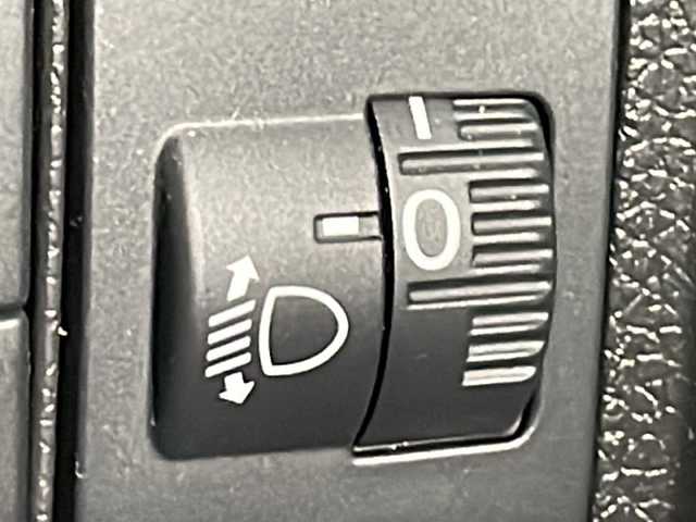 ホンダ シャトル ハイブリッド ホンダセンシング 広島県 2018(平30)年 2.1万km ルナシルバーM 社外ナビ　/バックカメラ　/衝突軽減ブレーキ　/レーンキープアシスト　/スマートキー　/Bluetooth　/踏み間違い防止　/横滑り防止　/オートエアコン　/DVD　/ヘッドライトレベライザー　/電動格納ミラー　/ETC/純正１５インチホイールキャップ(185/60/R15)/エアバック（運転席/助手席）