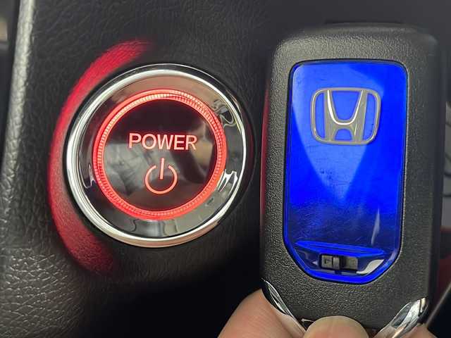 ホンダ シャトル ハイブリッド ホンダセンシング 広島県 2018(平30)年 2.1万km ルナシルバーM 社外ナビ　/バックカメラ　/衝突軽減ブレーキ　/レーンキープアシスト　/スマートキー　/Bluetooth　/踏み間違い防止　/横滑り防止　/オートエアコン　/DVD　/ヘッドライトレベライザー　/電動格納ミラー　/ETC/純正１５インチホイールキャップ(185/60/R15)/エアバック（運転席/助手席）