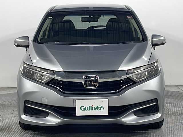 ホンダ シャトル ハイブリッド ホンダセンシング 広島県 2018(平30)年 2.1万km ルナシルバーM 社外ナビ　/バックカメラ　/衝突軽減ブレーキ　/レーンキープアシスト　/スマートキー　/Bluetooth　/踏み間違い防止　/横滑り防止　/オートエアコン　/DVD　/ヘッドライトレベライザー　/電動格納ミラー　/ETC/純正１５インチホイールキャップ(185/60/R15)/エアバック（運転席/助手席）