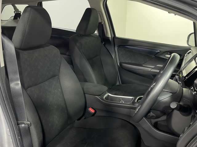 ホンダ シャトル ハイブリッド ホンダセンシング 広島県 2018(平30)年 2.1万km ルナシルバーM 社外ナビ　/バックカメラ　/衝突軽減ブレーキ　/レーンキープアシスト　/スマートキー　/Bluetooth　/踏み間違い防止　/横滑り防止　/オートエアコン　/DVD　/ヘッドライトレベライザー　/電動格納ミラー　/ETC/純正１５インチホイールキャップ(185/60/R15)/エアバック（運転席/助手席）