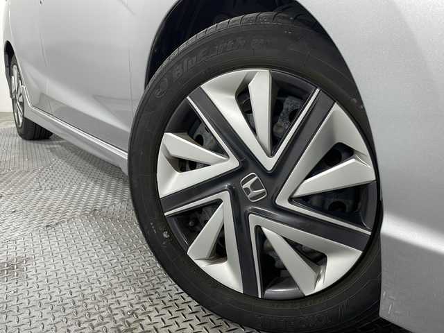 ホンダ シャトル ハイブリッド ホンダセンシング 広島県 2018(平30)年 2.1万km ルナシルバーM 社外ナビ　/バックカメラ　/衝突軽減ブレーキ　/レーンキープアシスト　/スマートキー　/Bluetooth　/踏み間違い防止　/横滑り防止　/オートエアコン　/DVD　/ヘッドライトレベライザー　/電動格納ミラー　/ETC/純正１５インチホイールキャップ(185/60/R15)/エアバック（運転席/助手席）