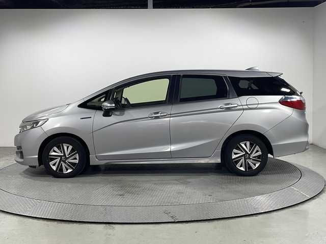 ホンダ シャトル ハイブリッド ホンダセンシング 広島県 2018(平30)年 2.1万km ルナシルバーM 社外ナビ　/バックカメラ　/衝突軽減ブレーキ　/レーンキープアシスト　/スマートキー　/Bluetooth　/踏み間違い防止　/横滑り防止　/オートエアコン　/DVD　/ヘッドライトレベライザー　/電動格納ミラー　/ETC/純正１５インチホイールキャップ(185/60/R15)/エアバック（運転席/助手席）