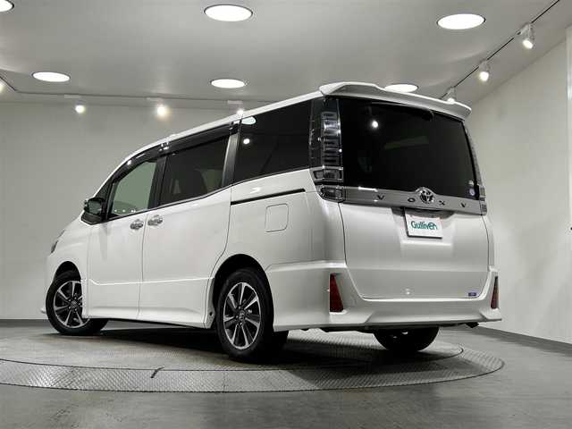 トヨタ ヴォクシー ZS 煌 愛知県 2018(平30)年 5.9万km ホワイトパールクリスタルシャイン 純正９インチナビ　/Bluetooth/CD/DVD/フリップダウンモニター　/両側パワースライドドア　/ビルトインＥＴＣ/オートクルーズコントロール　/ダブルエアコン　/MTモード付AT/衝突被害軽減システム　/レーンキープアシスト　/横滑り防止システム/アイドリングストップ/オートLEDヘッドライト/オートマチックハイビーム/純正フロアマット