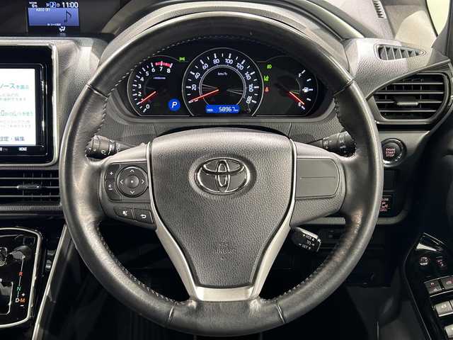 トヨタ ヴォクシー ZS 煌 愛知県 2018(平30)年 5.9万km ホワイトパールクリスタルシャイン 純正９インチナビ　/Bluetooth/CD/DVD/フリップダウンモニター　/両側パワースライドドア　/ビルトインＥＴＣ/オートクルーズコントロール　/ダブルエアコン　/MTモード付AT/衝突被害軽減システム　/レーンキープアシスト　/横滑り防止システム/アイドリングストップ/オートLEDヘッドライト/オートマチックハイビーム/純正フロアマット