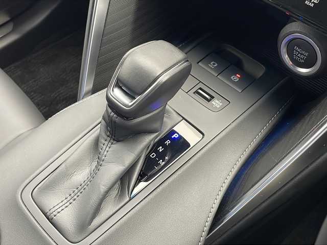 トヨタ ハリアー Z 千葉県 2023(令5)年 0.9万km ブラック 禁煙車/純正12.3インチナビ/（AppleCarPlay/AndroidAuto/USB/BT/フルセグTV）/全方位カメラ/ビルトインETC2.0/JBLサウンド/前方ドラレコ/ハーフレザーシート/運転席パワーシート/パワーバックドア/デジタルインナーミラー/BSM/ヘッドアップディスプレイ/LEDヘッドライト/オートライト/オートハイビーム/プリクラッシュセーフティ/レーントレーシングアシスト/レーダークルーズコントロール/クリアランスソナー/MTモード付AT/電動パーキングブレーキ/オートブレーキホールド/プッシュスタート/スマートキー