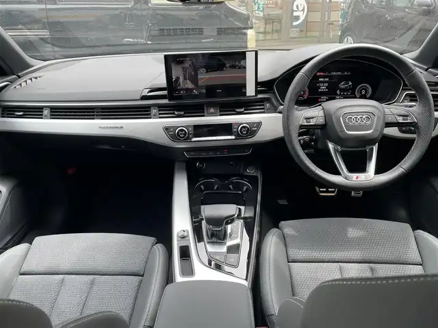 アウディ アウディ Ａ４ ブラックスタイルプラス 静岡県 2022(令4)年 0.5万km 黒 登録時走行4133KM/ワンオーナー/純正ナビ/BT/USB/アルパインフルセグチューナー/全方位カメラ/ハーフレザーシート/全席シートヒーター /前席パワーシート/運転席シートメモリー/パワーバックドア/純正前後ドライブレコーダー/ビルトインETC2.0/衝突軽減ブレーキ/レーンキープアシスト/レーダークルーズコントロール/ブラインドスポットモニター/クリアランスソナー/LEDヘッドライト/純正19インチAW/スマートキー×2/保証書/取扱説明書