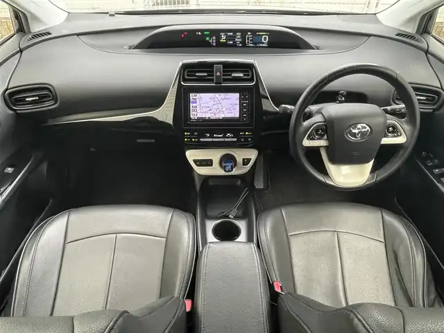 トヨタ プリウス S 滋賀県 2016(平28)年 10.2万km アティチュードブラックマイカ チルト＆スライド電動ムーンルーフ/7インチ社外ナビ【CN-RS02WD】/（FM/AM/CD/DVD/SD/フルセグ/Bluetooth）/バックカメラ/ETC/積込冬タイヤ（ホイール付き）/電動格納ミラー/革巻きステアリング/ステアリングスイッチ/オートライト/LEDヘッドライト/フロントフォグ/フルオートエアコン/プッシュスタート/スマートキー/社外フロアマット/ドアバイザー/シートカバー