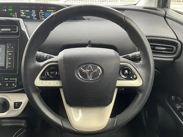 トヨタ プリウス S 滋賀県 2016(平28)年 10.2万km アティチュードブラックマイカ チルト＆スライド電動ムーンルーフ/7インチ社外ナビ【CN-RS02WD】/（FM/AM/CD/DVD/SD/フルセグ/Bluetooth）/バックカメラ/ETC/積込冬タイヤ（ホイール付き）/電動格納ミラー/革巻きステアリング/ステアリングスイッチ/オートライト/LEDヘッドライト/フロントフォグ/フルオートエアコン/プッシュスタート/スマートキー/社外フロアマット/ドアバイザー/シートカバー