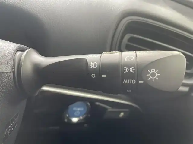 トヨタ プリウス S 滋賀県 2016(平28)年 10.2万km アティチュードブラックマイカ チルト＆スライド電動ムーンルーフ/7インチ社外ナビ【CN-RS02WD】/（FM/AM/CD/DVD/SD/フルセグ/Bluetooth）/バックカメラ/ETC/積込冬タイヤ（ホイール付き）/電動格納ミラー/革巻きステアリング/ステアリングスイッチ/オートライト/LEDヘッドライト/フロントフォグ/フルオートエアコン/プッシュスタート/スマートキー/社外フロアマット/ドアバイザー/シートカバー