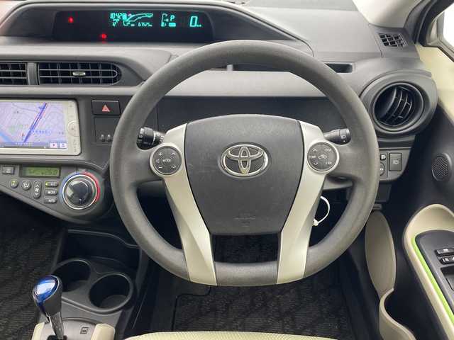 トヨタ アクア S 千葉県 2013(平25)年 6.8万km シルバーM 純正ナビ/・CD/BT/ETC/電動格納ミラー/LEDヘッドライト/フォグランプ/フロアマット/バックカメラ/ドアバイザー