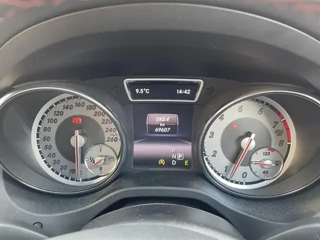 メルセデス・ベンツ ＣＬＡ１８０ AMG スタイル 道央・札幌 2015(平27)年 7万km シルバー 純正HDDナビ(AM/FM/CD/DVD/BT)/ワンセグテレビ(走行中視聴可能)/バックカメラ/アダプティブクルーズコントロール/アイドリングストップ/ウィンカーミラー/サンルーフ/プッシュスタート/パワーバックドア/パワーシート/シートメモリー/前席シートヒーター/ステアリングリモコン/パドルシフト/純正フロアマット/オートライト/横滑り防止装置/積込冬タイヤ/　　(205/５５R16 21mm溝7mm)