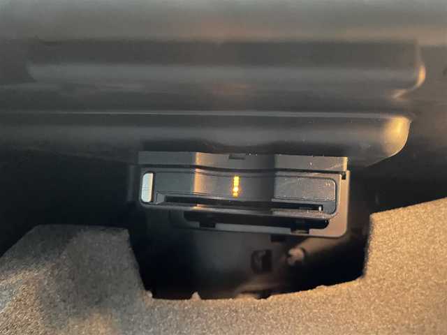 メルセデス・ベンツ ＣＬＡ１８０ AMG スタイル 道央・札幌 2015(平27)年 7万km マウンテングレー 純正HDDナビ(AM/FM/CD/DVD/BT)/ワンセグテレビ(走行中視聴可能)/バックカメラ/アダプティブクルーズコントロール/アイドリングストップ/ウィンカーミラー/サンルーフ/プッシュスタート/パワーバックドア/パワーシート/シートメモリー/前席シートヒーター/ステアリングリモコン/パドルシフト/純正フロアマット/オートライト/横滑り防止装置/積込冬タイヤ/　　(205/５５R16 21mm溝7mm)