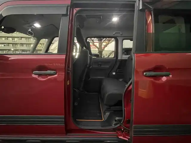 スズキ スペーシア ギア HYBRID XZターボ 道央・札幌 2019(平31)年 3.2万km フェニックスレッドパール/ガンメタリック2トーンルーフ ワンオーナー/4WD/ターボ/全方位モニター用カメラパッケージ/・ヘッドアップディスプレイ/・全方位モニター用カメラ/ガンメタリック2トーンルーフ/純正メモリナビ（Panasonic/CN-RZ846)/(フルセグTV/CD/DVD/Bluetooth）/バックカメラ/サイドカメラ/セーフティーサポート/・デュアルセンサーブレーキサポート/・車線逸脱警報機能/・リアパーキングセンサー/・後退時ブレーキサポート/・ハイビームアシスト/フリップダウンモニター(ALPINE)/クルーズコントロール/両側パワースライドドア/シートヒーター(運転席＆助手席)/ETC/パドルシフト/オートライト/スペアキー×1/取扱説明書/保証書