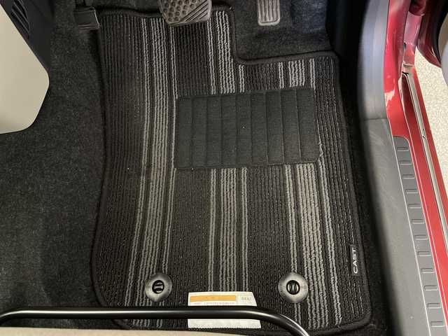 ダイハツ キャスト スタイル X SAⅢ 長野県 2018(平30)年 1.6万km ファイアークォーツレッドM 4WD/衝突被害軽減システム/レーンディパーチャーアラート/盗難防止装置/純正オーディオ（型番：CC-W６７D）/オートマチックハイビーム/オートライト/社外15インチアルミホイール/純正フロアマット/オートエアコン/純正ドアバイザー/電動格納ミラー/ライトレベライザー/スマートキー/スペアキー