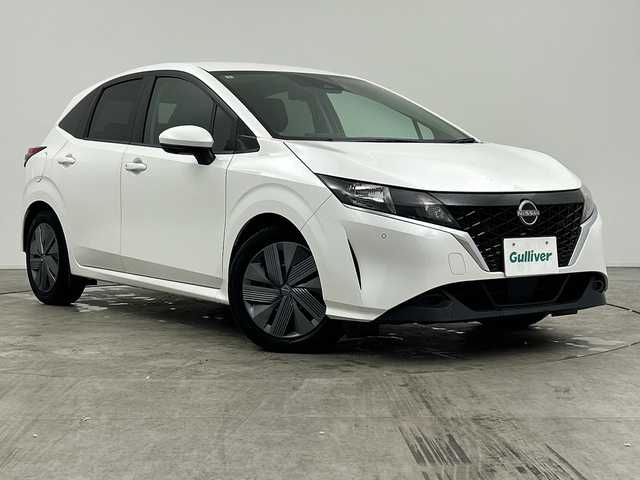 日産 ノート X 三重県 2022(令4)年 2.1万km ピュアホワイトパール /禁煙車//社外ナビ//Bluetooth//iPod//フルセグ//CD/DVD//アラウンドビューモニター//ブラインドスポットモニター//インテリジェントルームミラー//エマージェンシーブレーキ//前後ドライブレコーダー//電動パーキング//オートライト//オートハイビーム//レーンキープアシスト//衝突軽減ブレーキ//電動格納ミラー//プッシュスタート//スマートキー