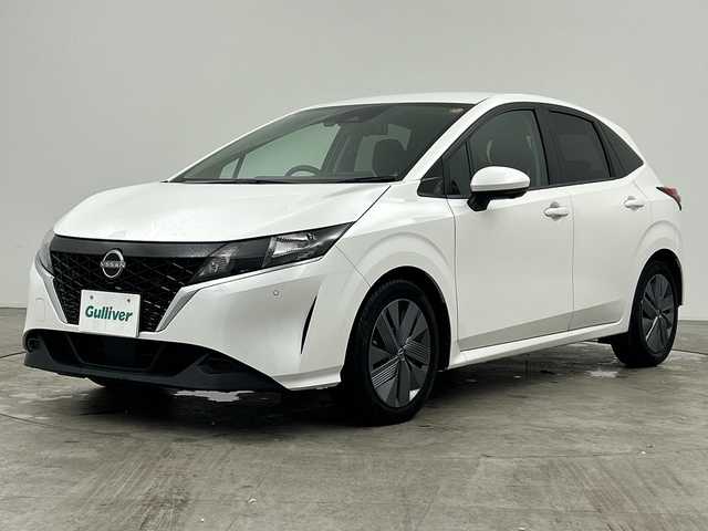 日産 ノート X 三重県 2022(令4)年 2.1万km ピュアホワイトパール /禁煙車//社外ナビ//Bluetooth//iPod//フルセグ//CD/DVD//アラウンドビューモニター//ブラインドスポットモニター//インテリジェントルームミラー//エマージェンシーブレーキ//前後ドライブレコーダー//電動パーキング//オートライト//オートハイビーム//レーンキープアシスト//衝突軽減ブレーキ//電動格納ミラー//プッシュスタート//スマートキー