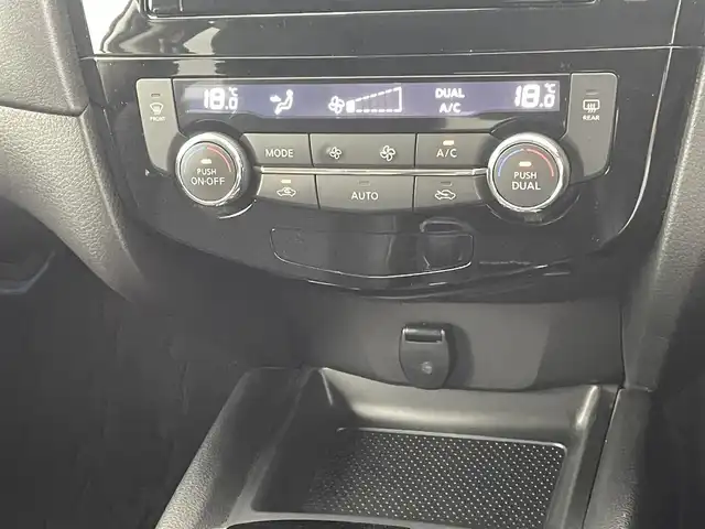 日産 エクストレイル ハイブリッド 20X 熊本県 2018(平30)年 3.7万km ブリリアントホワイトパール エマージェンシーブレーキ/純正SDナビMM317D-W（CD・DVD・B・フルセグ・SD・AUX・ipod）/アラウンドビューモニター/ビルトインETC/パワーバックドア/撥水シート/全席シートヒーター/前後クリアランスソナー/デジタルインナーミラー/衝突軽減ブレーキ/ステアリングスイッチ/横滑り防止装置/純正フロアマット/純正17インチAW/オートライト/LEDヘッドライト/オートマチックハイビーム/スマートキー/プッシュスタート