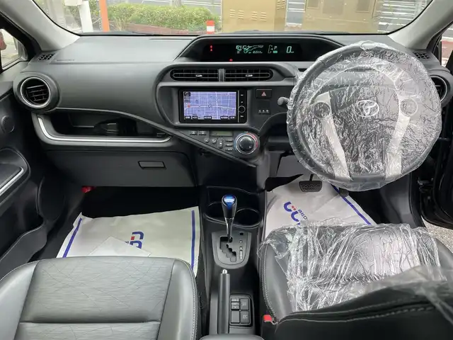 トヨタ アクア G ブラックソフトレザーセレ 兵庫県 2013(平25)年 10.3万km ブラックマイカ (株)IDOMが運営する【じしゃロン西宮店】の自社ローン専用車両になります。こちらは現金またはオートローンご利用時の価格です。自社ローンご希望の方は別途その旨お申付け下さい/メモリナビ/フルセグテレビ/バックカメラ/アイドリングストップ/プッシュスタート/ETC