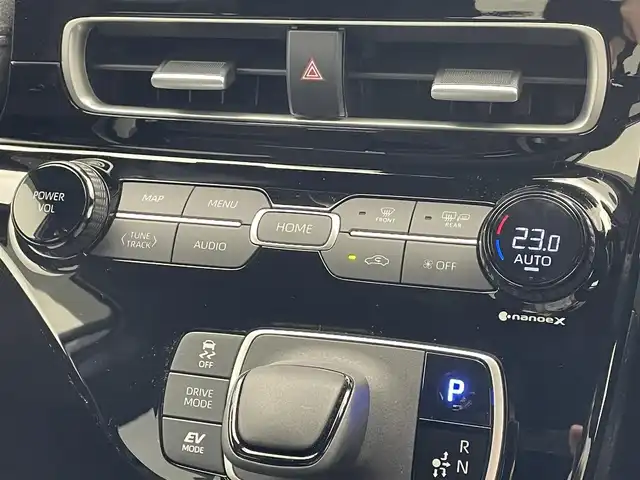 トヨタ アクア GRスポーツ 滋賀県 2024(令6)年 0.8万km パールⅡ 禁煙車/純正ディスプレオーディオ/Bluetooth/USB/パノラミックビューモニター/セーフティセンス/パーキングサポートブレーキ/ビルトインETC/ハーフレザーシート/D/N席シートヒーター /LEDヘッドライト/フォグランプ/オートライト/プッシュスタート /スマートキー/スペアキー/電格ウィンカーミラー